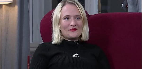 Lena verwöhnt sich auf dem Fußboden